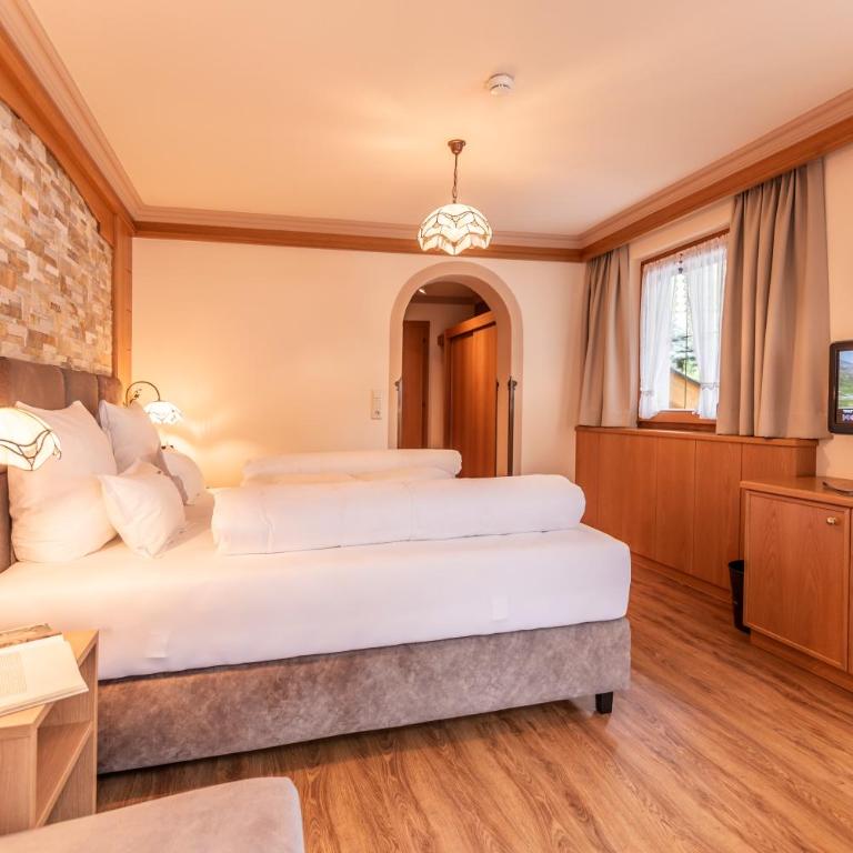 Hotel Garni Apart TINA - Doppel-/Zweibettzimmer mit Balkon - 9