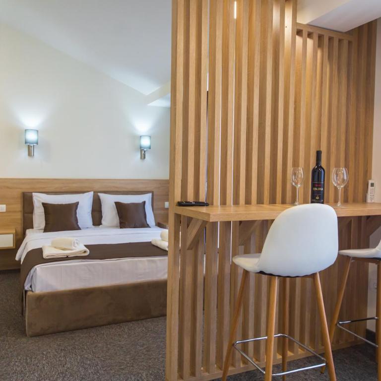 Rooftop Apartments & Rooms - Deluxe Queen Room - 1