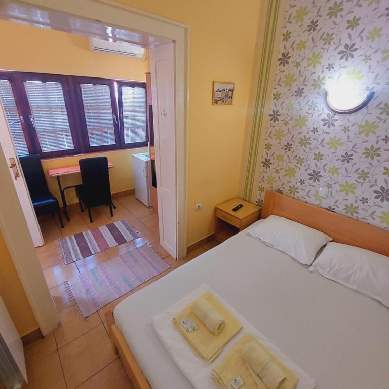 Smestaj Centar Novi Sad,Motorcycle Friendly - Mala Dvokrevetna Soba sa Bračnim Krevetom - 1