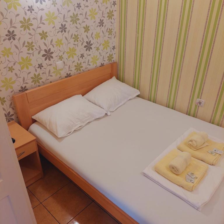 Smestaj Centar Novi Sad,Motorcycle Friendly - Mala Dvokrevetna Soba sa Bračnim Krevetom - 2