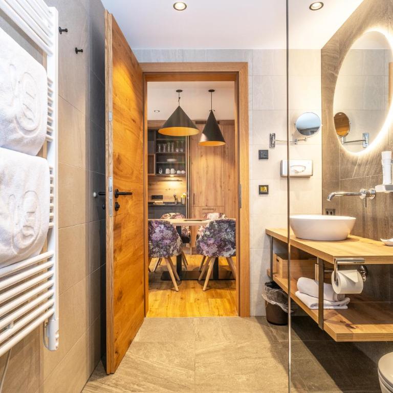 Dorfkrug Kaprun inklusive Summercard and in winter Tauern Spa Kaprun - Junior Suite mit Balkon - Nebengebäude - 6