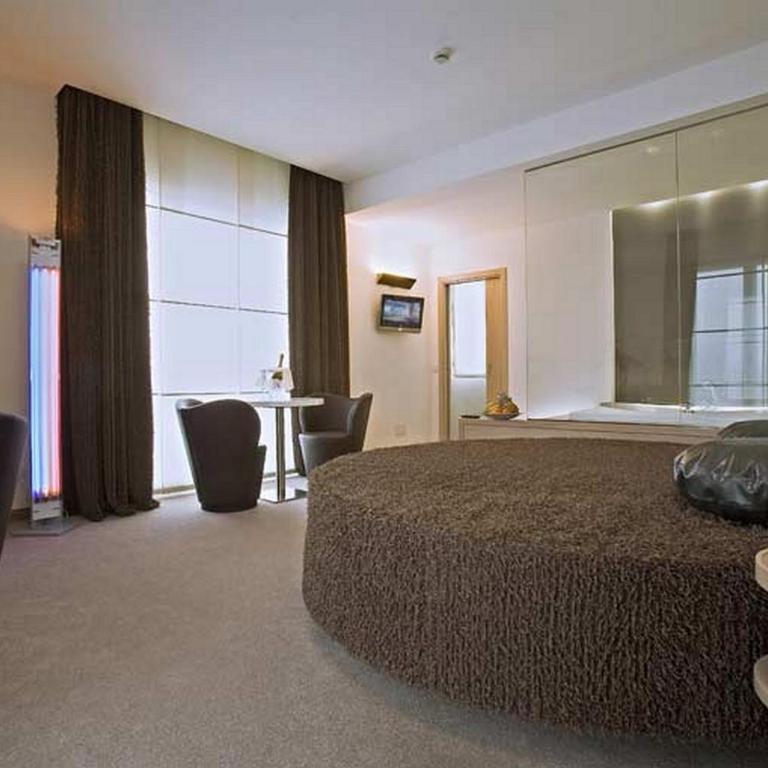 Card International Hotel - Suite Luxury con Vasca Idromassaggio - 2