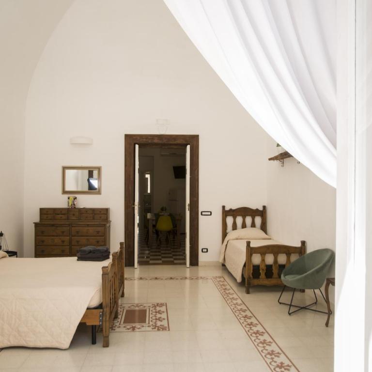 Palazzo Italia Apartments - Double Room with Balcony - 1