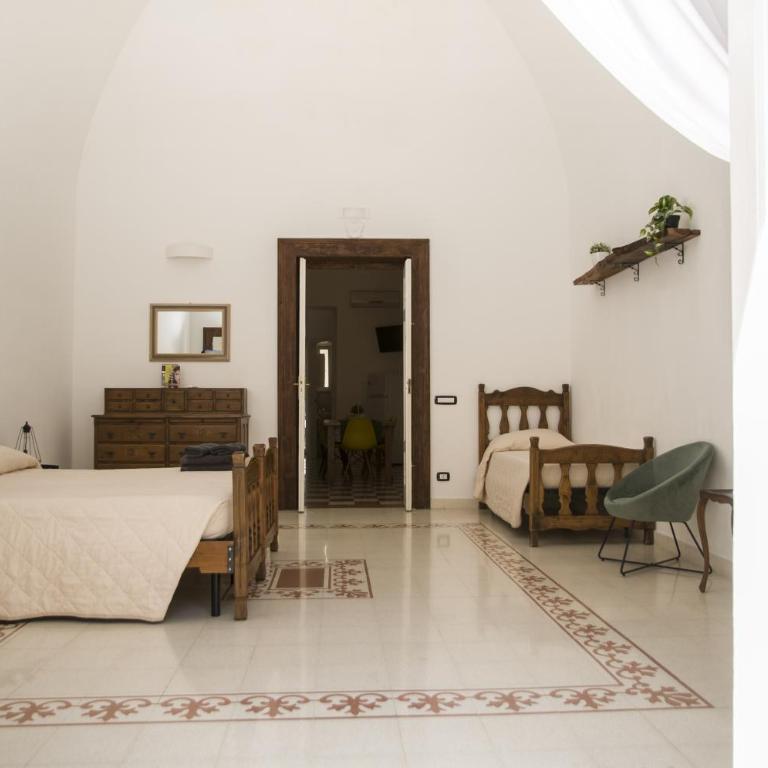 Palazzo Italia Apartments - Double Room with Balcony - 9