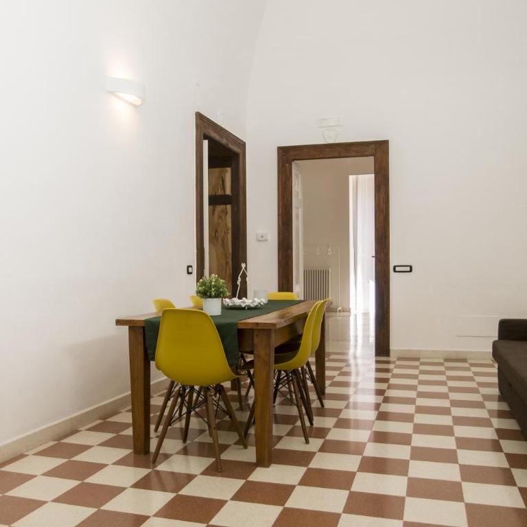 Palazzo Italia Apartments - Double Room with Balcony - 23