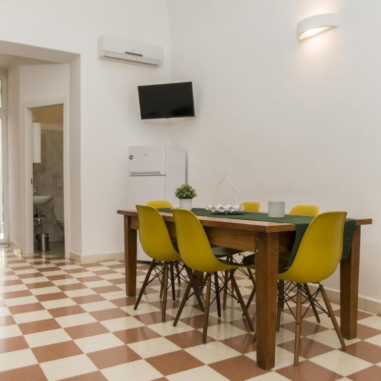 Palazzo Italia Apartments - Double Room with Balcony - 14