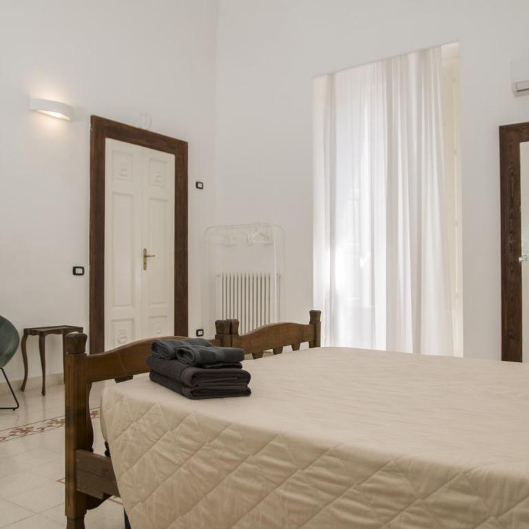 Palazzo Italia Apartments - Double Room with Balcony - 3