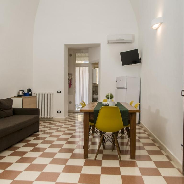 Palazzo Italia Apartments - Double Room with Balcony - 20