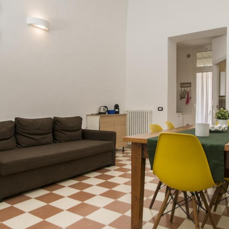 Palazzo Italia Apartments - Double Room with Balcony - 10