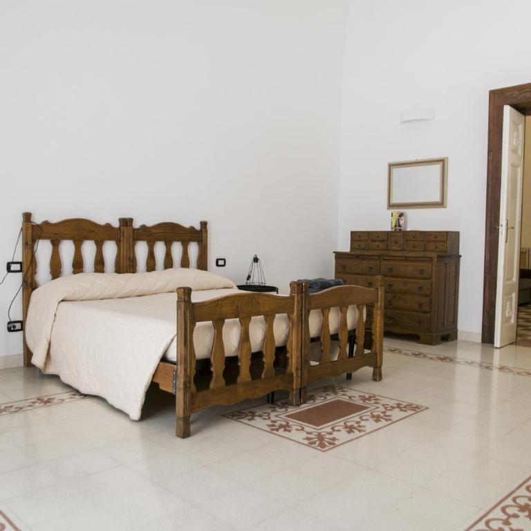 Palazzo Italia Apartments - Double Room with Balcony - 6