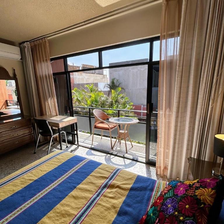 Casa de las Palmas Guest House - Double Room with Private Bathroom - 9