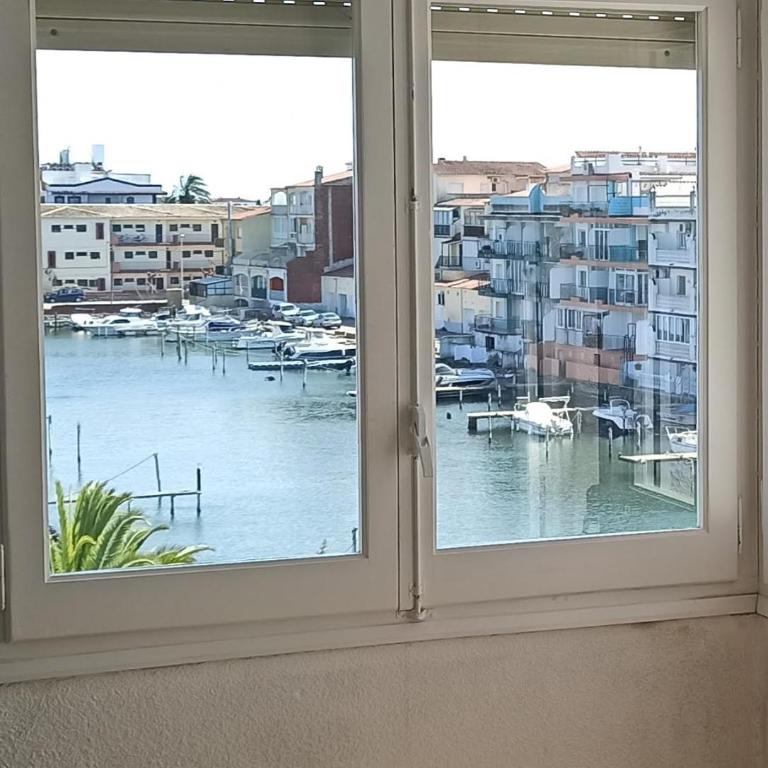 Modern apartment with canal views in Empuriabrava - Terrace & WiFi - Apartamento de 1 dormitorio - 13