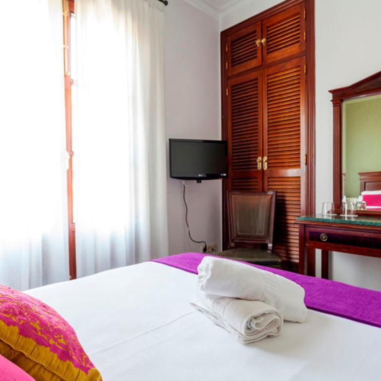 Hotel Baco - Habitación Doble con baño - 2 camas - 4