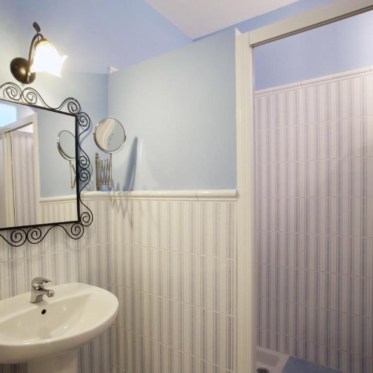 Málaga Lodge Guesthouse - Double Room with Shared Bathroom - 11