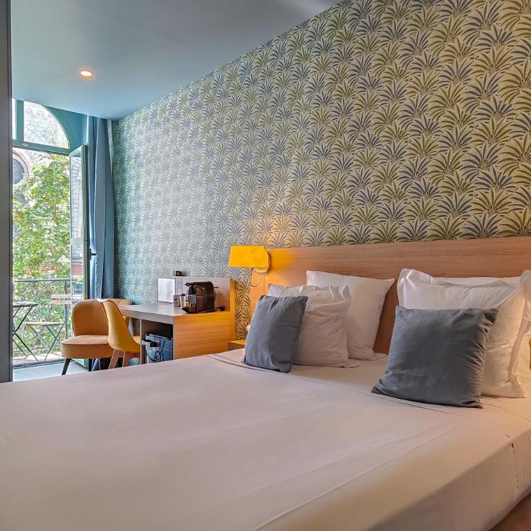 Hôtel Du Centre, un hôtel AMMI - Superior Room with Balcony and Notre Dame View - 3