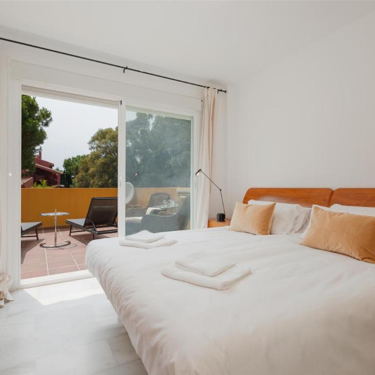 Apartment, close to beaches, restaurants and supermarkets, in urb. Marbella Park Beach, Elviria - Two-Bedroom Apartment - 6