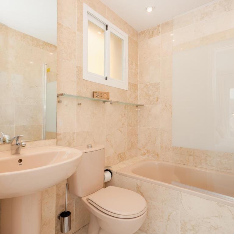 Apartment, close to beaches, restaurants and supermarkets, in urb. Marbella Park Beach, Elviria - Two-Bedroom Apartment - 34
