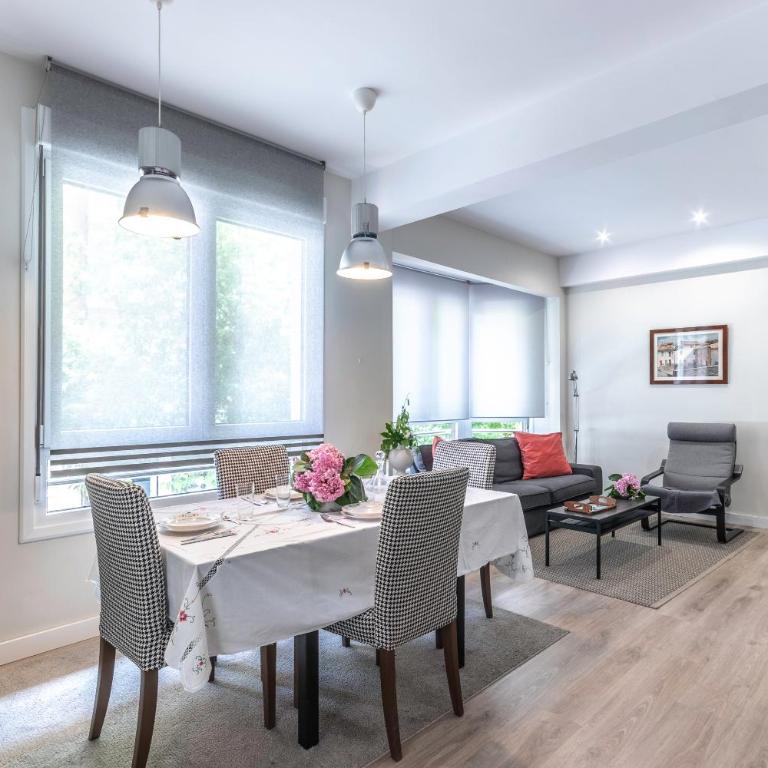 Moderno y Amplio en el Centro - Three-Bedroom Apartment - 21
