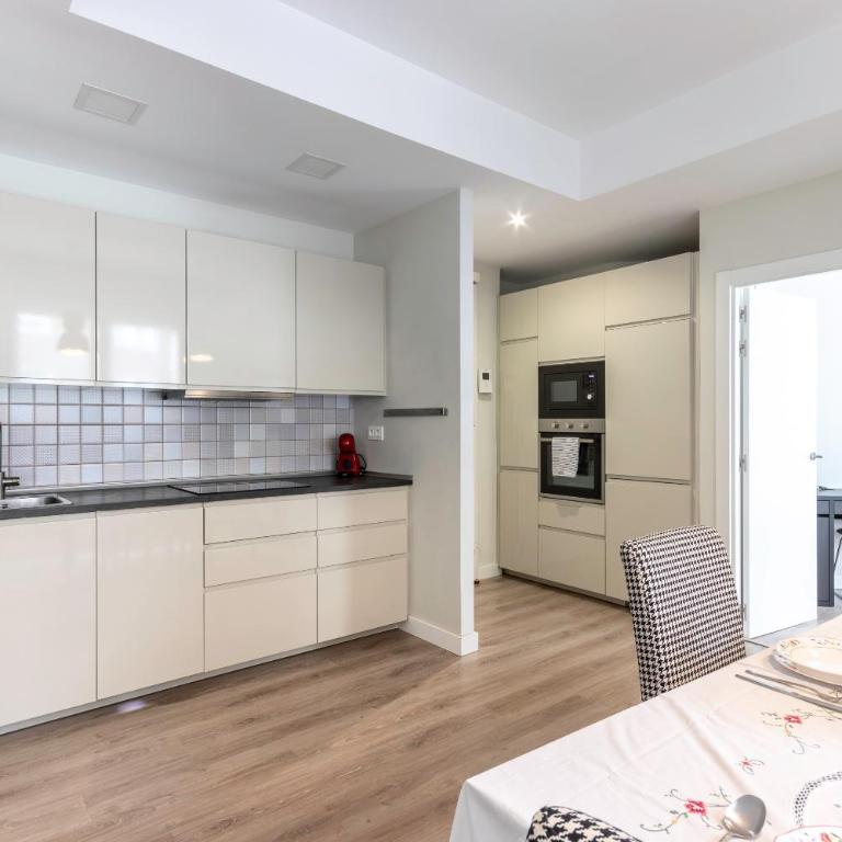 Moderno y Amplio en el Centro - Three-Bedroom Apartment - 23