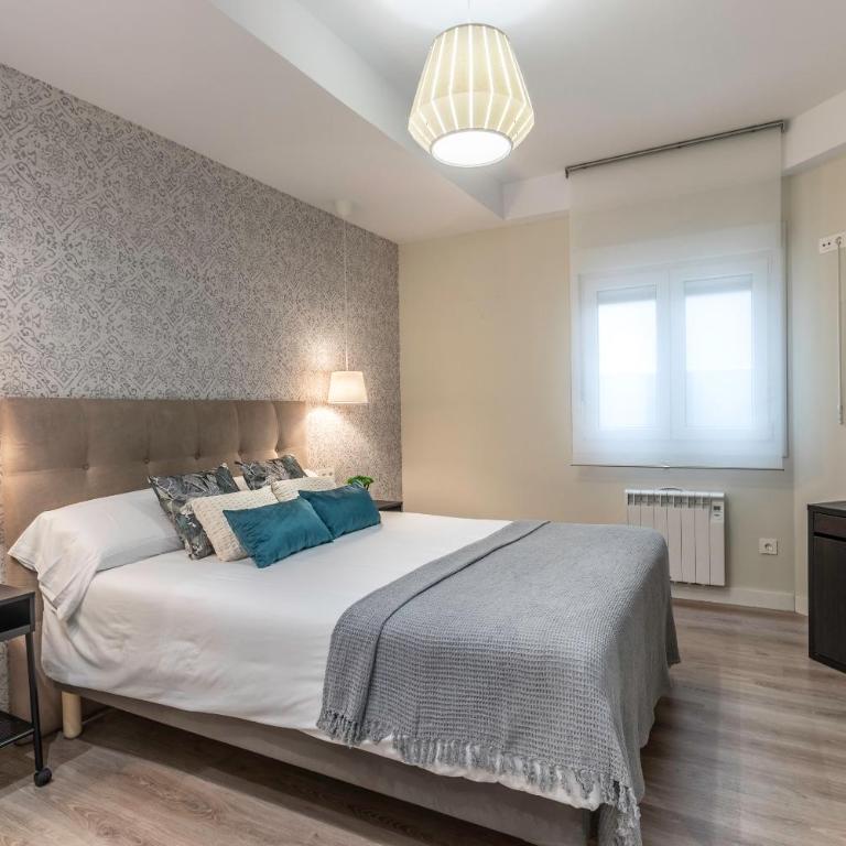 Moderno y Amplio en el Centro - Three-Bedroom Apartment - 2