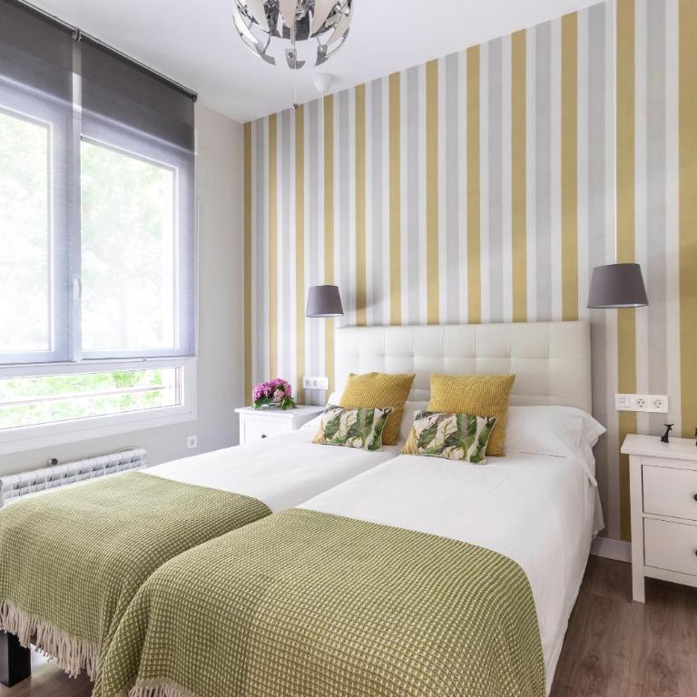 Moderno y Amplio en el Centro - Three-Bedroom Apartment - 1