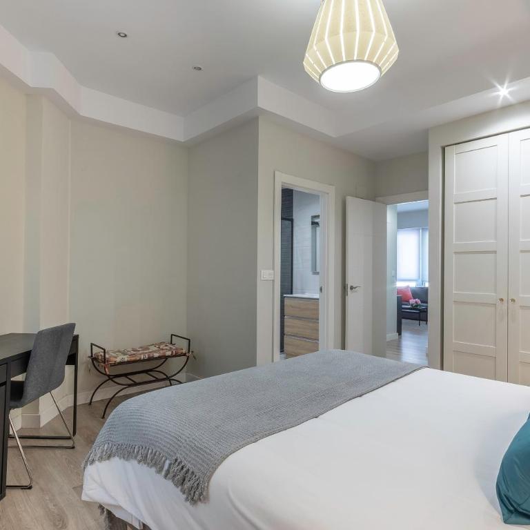 Moderno y Amplio en el Centro - Three-Bedroom Apartment - 12
