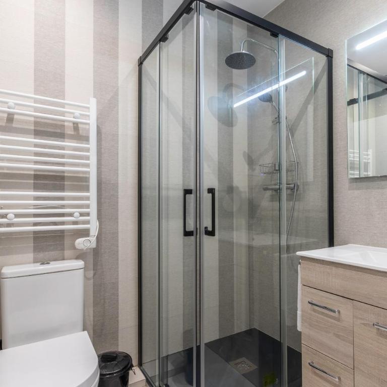 Moderno y Amplio en el Centro - Three-Bedroom Apartment - 16