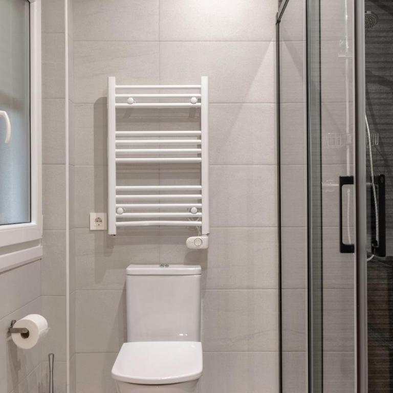 Moderno y Amplio en el Centro - Three-Bedroom Apartment - 10
