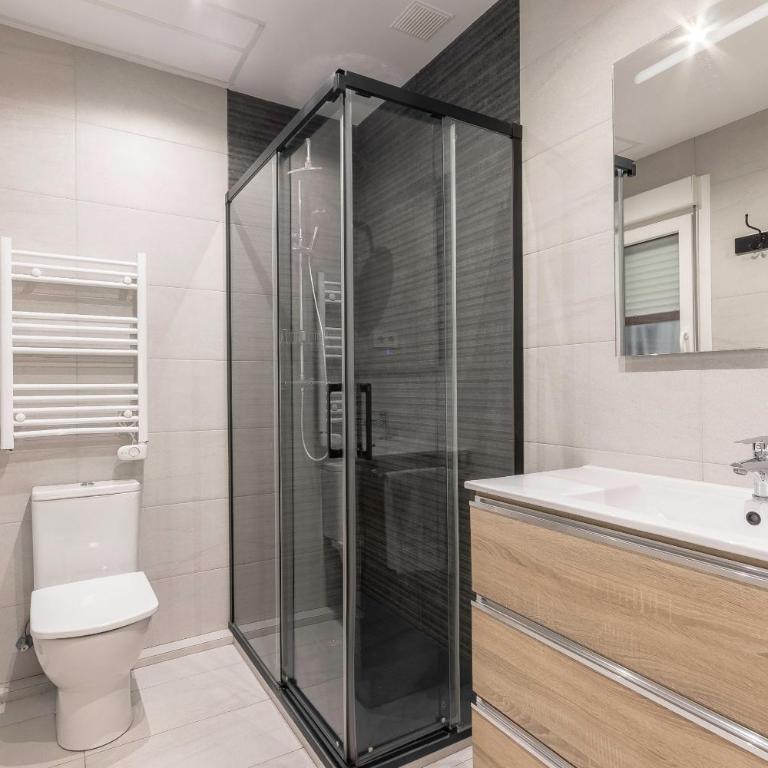 Moderno y Amplio en el Centro - Three-Bedroom Apartment - 9