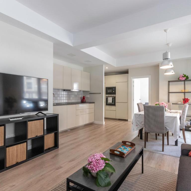 Moderno y Amplio en el Centro - Three-Bedroom Apartment - 20
