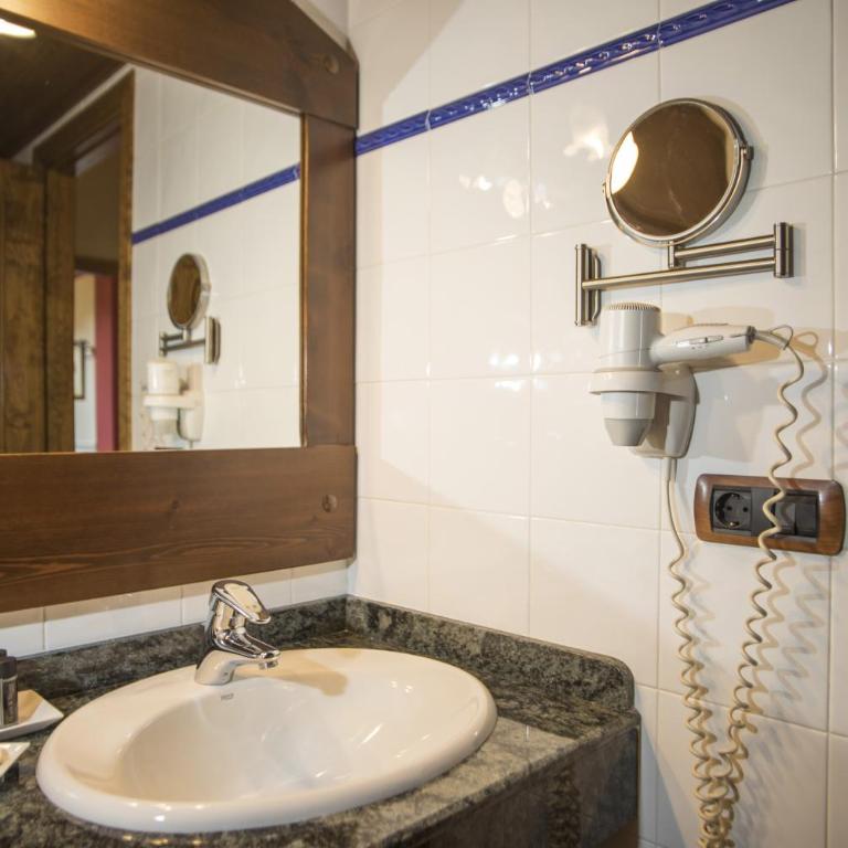 Hotel Casa Cornel - Habitación Doble con cama supletoria (2 adultos + 1 niño) - 2 camas - 4