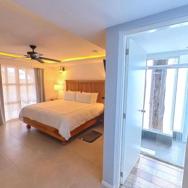 Hacienda Valentino - King Room with Balcony - 2