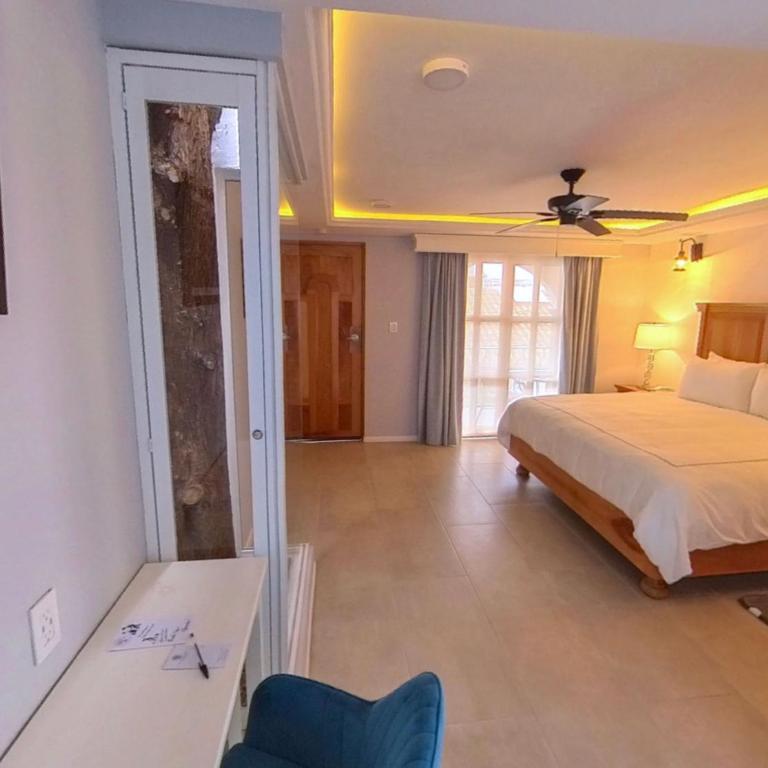 Hacienda Valentino - King Room with Balcony - 3