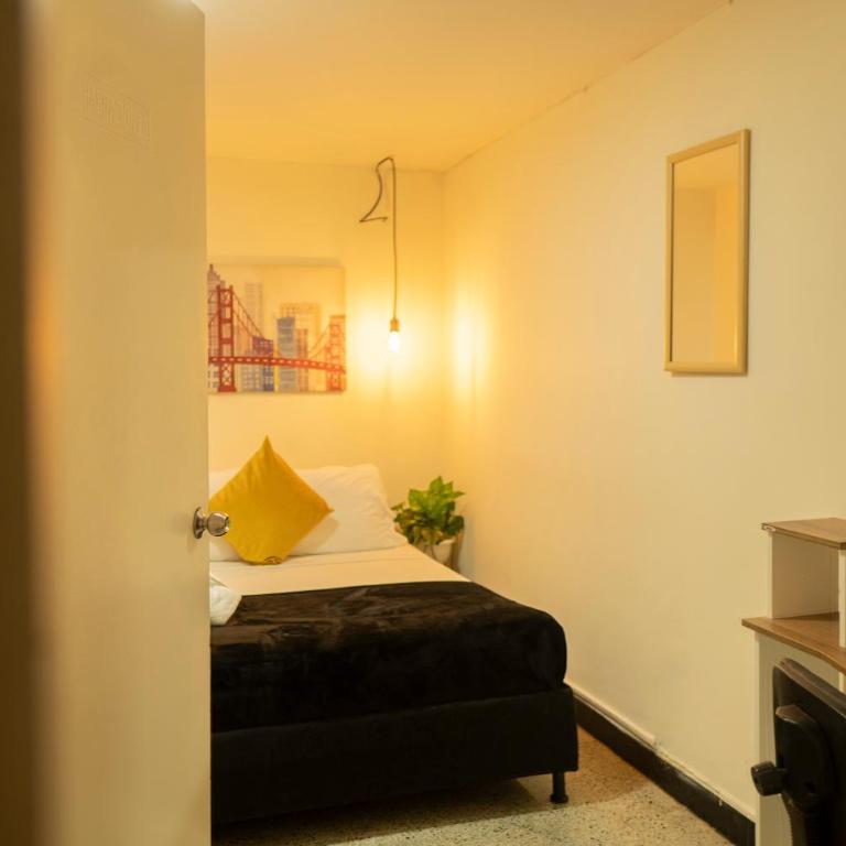 Africa house-Casa Hotel Laureles-La70 - Double Room with Shared Bathroom - 5