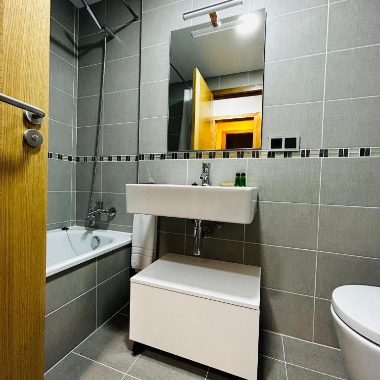 MARINA LLANES V - Two-Bedroom Apartment - 21