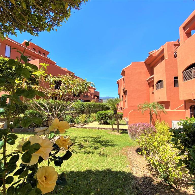 Sea View Penthouse Apartment with Hot Tub - Casa Bella Vista, Buenas Noches , Estepona - Three-Bedroom Apartment - 33