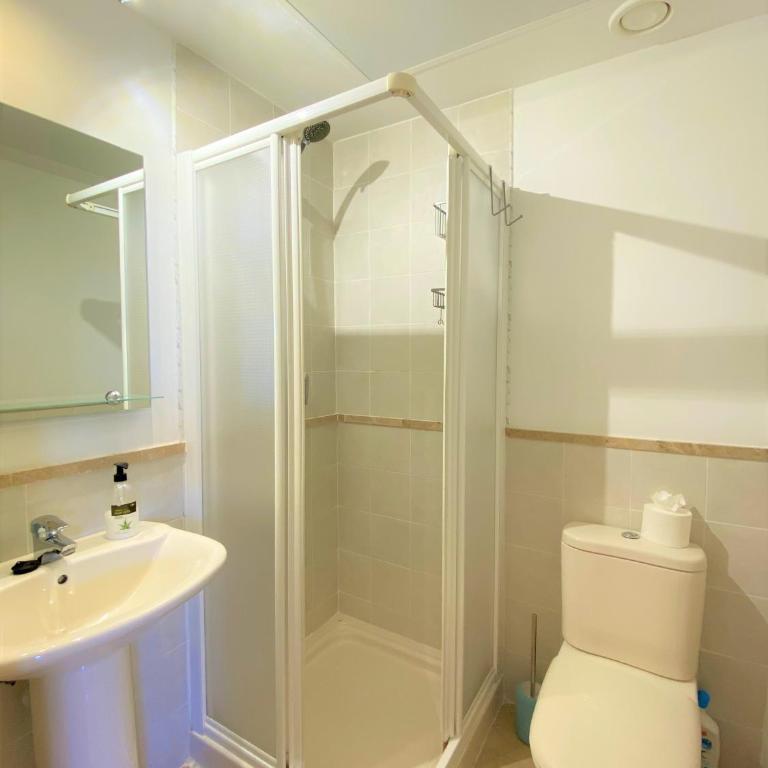 Sea View Penthouse Apartment with Hot Tub - Casa Bella Vista, Buenas Noches , Estepona - Three-Bedroom Apartment - 25
