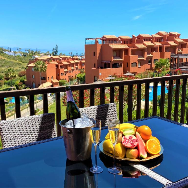 Sea View Penthouse Apartment with Hot Tub - Casa Bella Vista, Buenas Noches , Estepona - Three-Bedroom Apartment - 11
