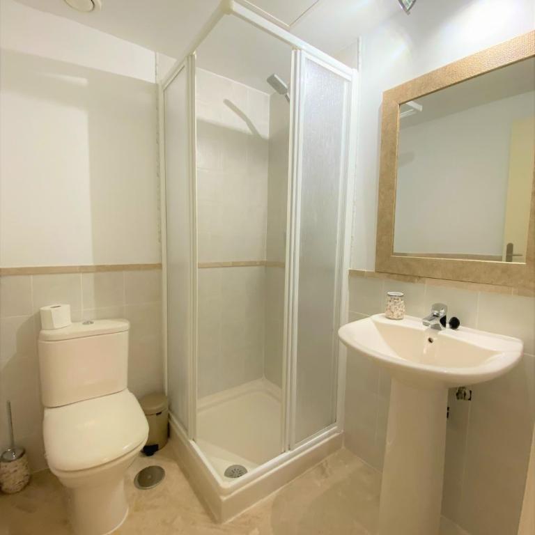 Sea View Penthouse Apartment with Hot Tub - Casa Bella Vista, Buenas Noches , Estepona - Three-Bedroom Apartment - 29