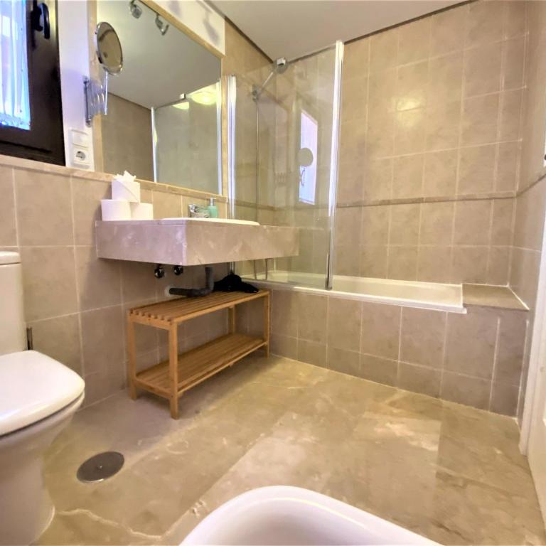 Sea View Penthouse Apartment with Hot Tub - Casa Bella Vista, Buenas Noches , Estepona - Three-Bedroom Apartment - 21