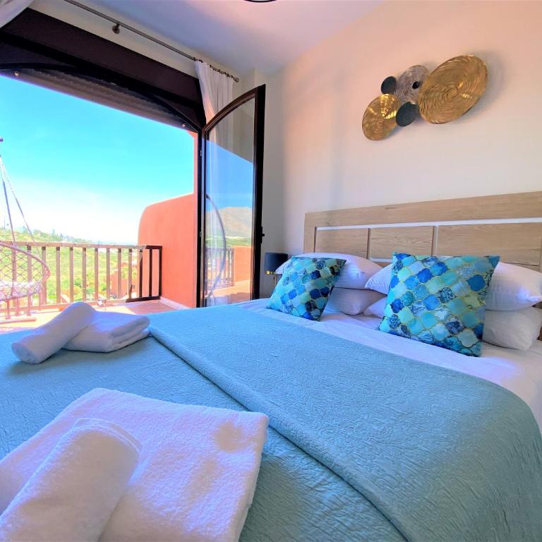 Sea View Penthouse Apartment with Hot Tub - Casa Bella Vista, Buenas Noches , Estepona - Three-Bedroom Apartment - 20