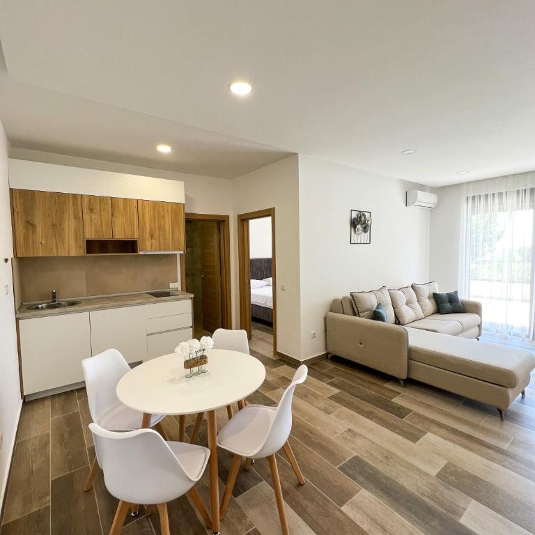 Square Residence & Pool - One-Bedroom Apartment - 2