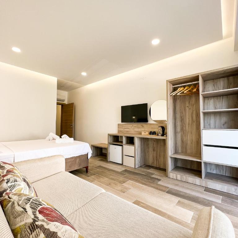 Square Residence & Pool - Deluxe Queen Room with Two Queen Beds - 2