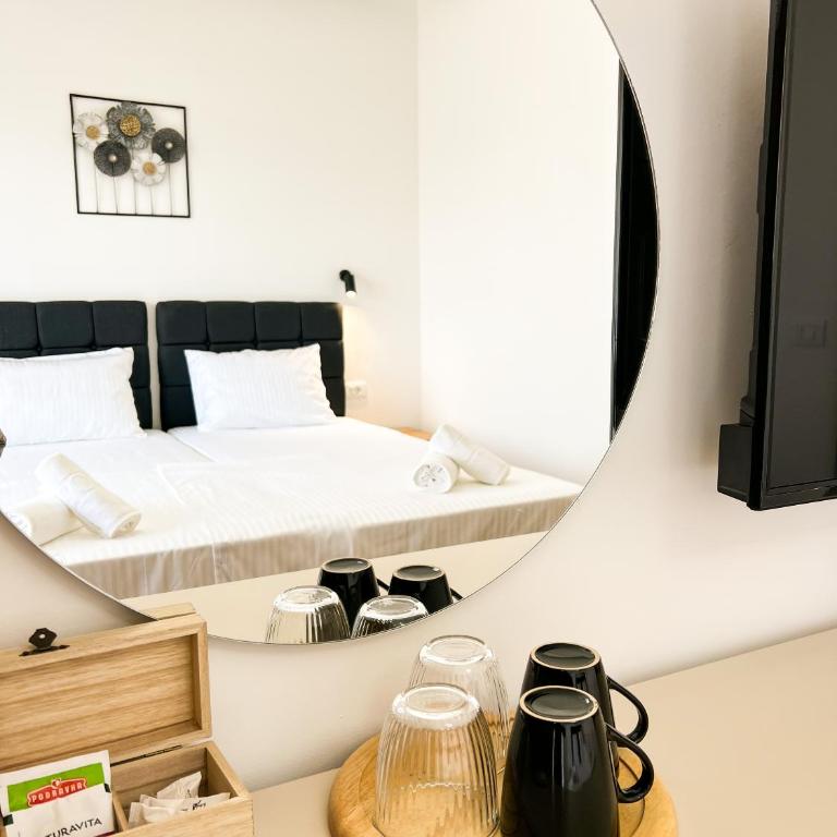 Square Residence & Pool - Double or Twin Room with Side Sea View - 6