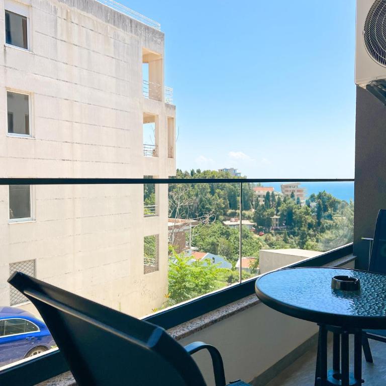 Square Residence & Pool - One-Bedroom Apartment - 2