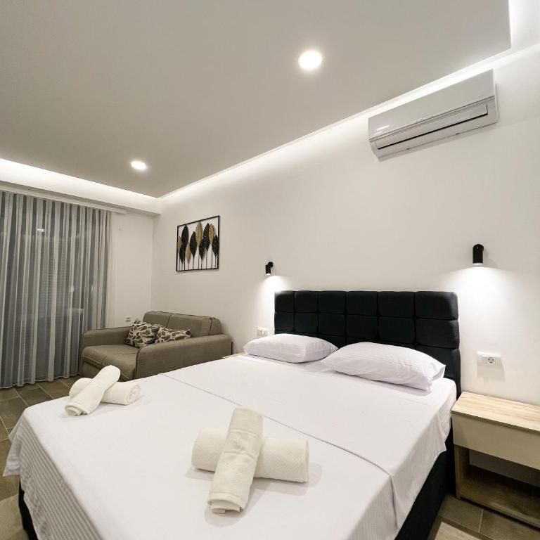 Square Residence & Pool - Deluxe Queen Room with Two Queen Beds - 8