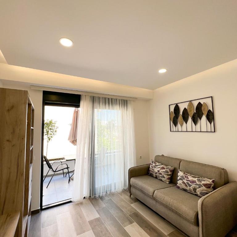Square Residence & Pool - Deluxe Queen Room with Two Queen Beds - 7
