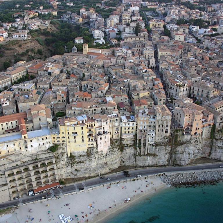 Bella Tropea Accommodation - Deluxe Double Room - 4
