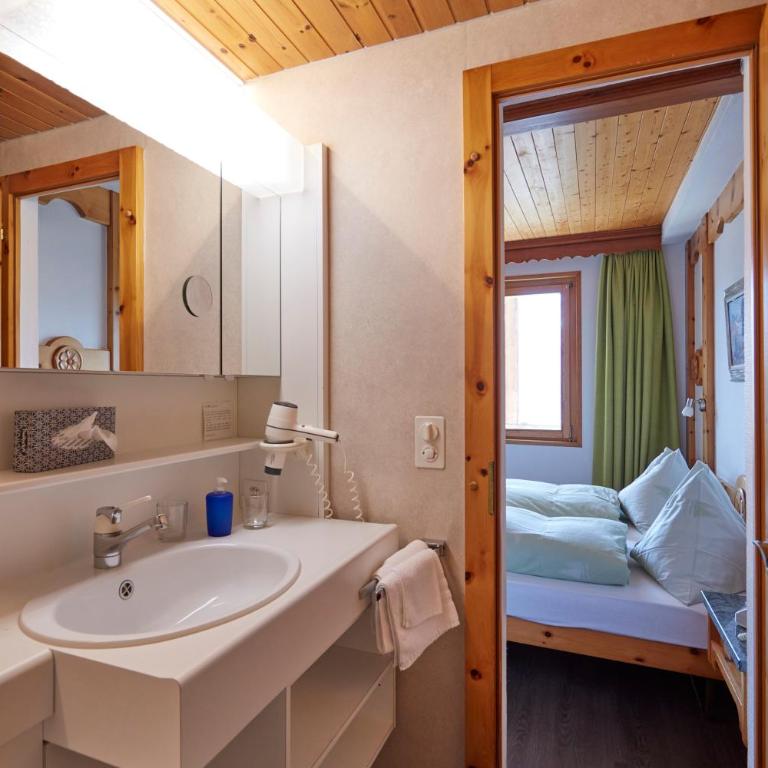 Hotel Waldhaus - Doppelzimmer mit Balkon - 6