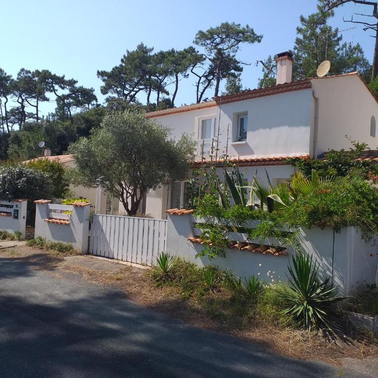 Appartement 3 chambres 6 pers rez de Jardin 5min plage quartier du Phare Location du dimanche au dimanche en juillet et aout - Apartamento de 3 dormitorios - 1